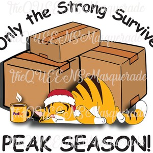 Op de afbeelding: Cartoon illustratie met een vermoeide tijger met een kerstmuts, naast gestapelde kartonnen dozen. Een koffiemok met het FedEx-logo is ook aanwezig. De tekst luidt "Only the Strong Survive" en "PEAK SEASON!"