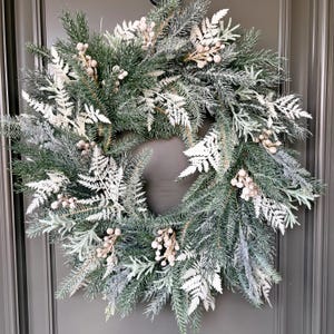 Couronne de sapin givrée, couronne d'hiver enneigée, décoration de porte d'entrée pour Noël, couronne de Noël champêtre, couronne de ferme