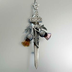 Antyczna srebrna broszka z ametystem i cytrynem, szkocki oset i sztylet, około 1900 r., 7,1 g
