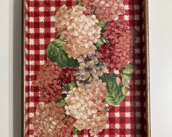 Rot und Weiß kariertes Tablett mit Blumen