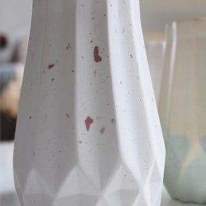 Small vase for dried flowers in jesmonite terrazzo concrete Weiß mit Terrazzo