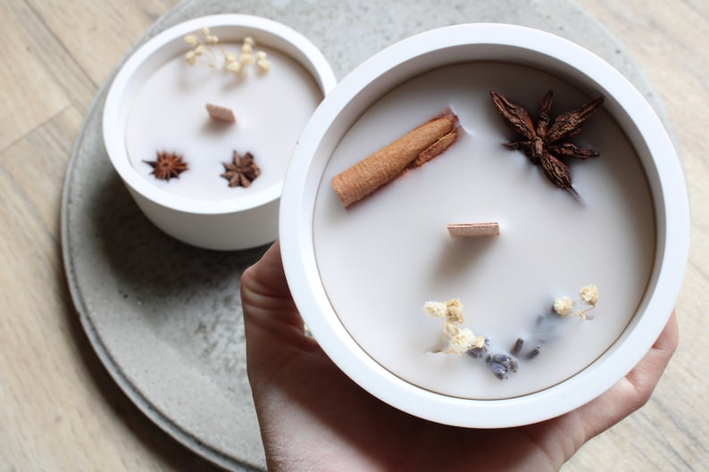 Sustainable candle with wooden wick Candle with dried fruits image 1