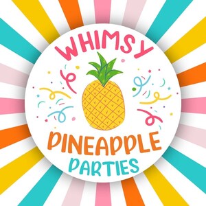 Peut inclure: Graphique circulaire avec une illustration d'ananas jaune et les mots "WHIMSY PINEAPPLE PARTIES" en rose, orange et turquoise. Le design comprend des confettis color&eacute;s et est plac&eacute; sur un fond de rayures rayonnantes de diff&eacute;rentes couleurs.