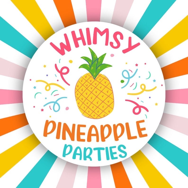 Peut inclure: Graphique circulaire avec une illustration d'ananas jaune et les mots "WHIMSY PINEAPPLE PARTIES" en rose, orange et turquoise. Le design comprend des confettis color&eacute;s et est plac&eacute; sur un fond de rayures rayonnantes de diff&eacute;rentes couleurs.