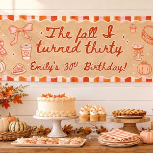 Puede incluir: Una pancarta rectangular con borde festoneado y rayas naranjas y rosas, que muestra el texto "The fall I turned thirty" y "Emily's 30th Birthday!" rodeado de ilustraciones de un lazo, una taza de café, una calabaza, un pastel y botas.