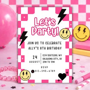 Peut inclure: Invitation de f&ecirc;te rose et blanche avec le texte "Let's Party!" et les d&eacute;tails de l'anniversaire d'Ally. Comprend des visages souriants, des &eacute;clairs et un c&oelig;ur noir. La date est le 24 ao&ucirc;t.