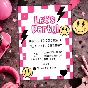 Peut inclure: Invitation de f&ecirc;te d'anniversaire rose et blanche &agrave; carreaux avec le texte "Let's Party !" et un smiley. L'invitation comprend les d&eacute;tails du 8e anniversaire d'Ally, y compris la date, l'heure et le lieu.