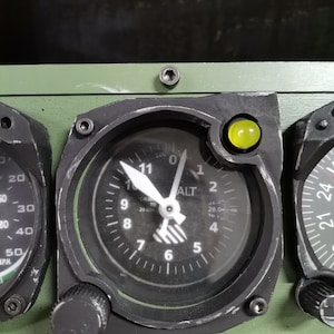 Reloj de escritorio estilo avión industrial, velocidad aérea, altímetro, brújula, reloj de escritorio de regalo de aviación. imagen 5