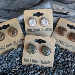 Pendientes bohemios de madera con incrustaciones de guijarros de playa / Pendientes sencillos de madera con un toque natural / Pendientes playeros para el día a día