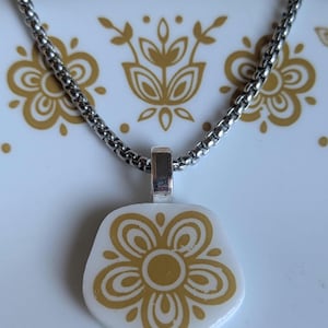 Collar Butterfly Gold Corelle: Joyería hecha con platos vintage reciclados / Regalo nostálgico único para mamá, hermana y abuela