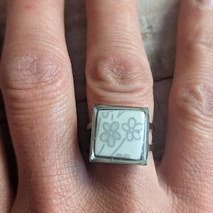 Anillo de porcelana Corelle reutilizado: anillo de plata ajustable y ecológico