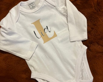 Babybody personalisiert mit Initial und Namen | Babygeschenk | Geburt | Schwangerschaft | Baby | Geburtsgeschenk