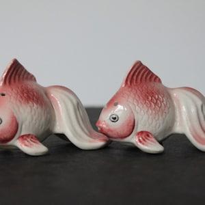 Vintage Pink Goldfish Salt And Pepper Shakers. Ceramic Pair, Made In Occupied Japan, Bougie Art Nouveau Table Decor, Grandmacore Collectible