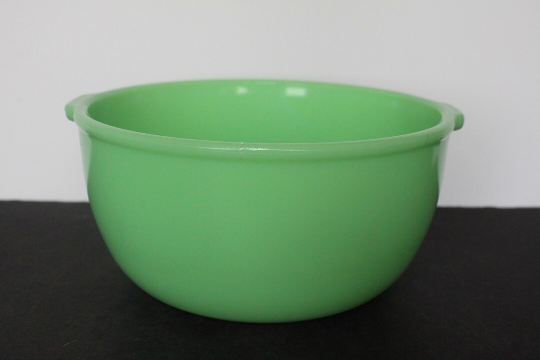 Vintage Jadeite Mixing Bowl. Contains Uranium, Side Tab Handles