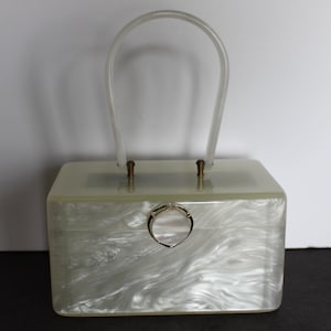 Monedero vintage de lucita blanca. Color nácar, cierre funcional, asa, espejo interior. Impecable. Regalo para coleccionistas y anfitrionas.