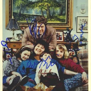 Roseanne Barr, John Goodman, Sara Gilbert, Michael Fishman and Alicia Goranson Autograph Reprint  Photo LOOK