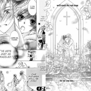 Op de afbeelding: Een zwart-wit manga-comicpaneel dat een huwelijksceremonie toont. De bruid en bruidegom kussen elkaar voor een wit altaar met een kruis. De tekst in het paneel luidt "we'll reach the real stage" en "for our vow kiss..."