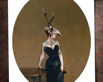 Pode incluir: Uma mulher com um vestido preto e uma máscara de crânio de veado com sangue pingando pelo rosto. A mulher está em pé em frente a uma mesa com uma borda dourada. A imagem está em um estilo vintage.