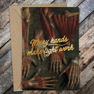 Puede incluir: Una ilustración anatómica vintage de múltiples manos con el texto "Many hands make light work" en letras doradas.