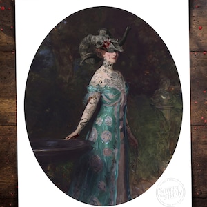 Op de afbeelding: Een vrouw in een lange, groen-blauwe jurk met een bloemenpatroon staat in een tuin. Ze draagt een schedel met hoorns als hoed, en er is een rode vlek op de schedel. De vrouw heeft tatoeages op haar armen en nek.
