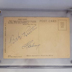 Babe Ruth - Carte postale de l'exposition universelle de New York de 1939 dédicacée à Lou Gehrig (dernier nom ?) - Certificat d'authenticité !