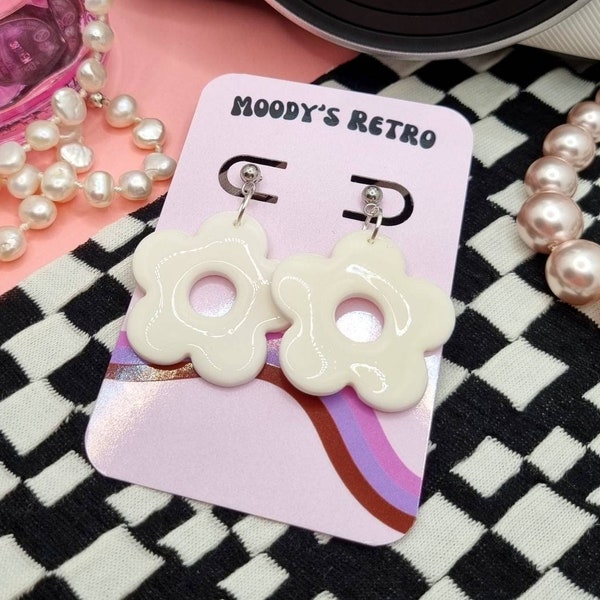 60's FLOWER EARRINGS // White earrings, Retro style earrings, Vintage jewelry, 60s fashion, 70s style dangles, Polymer clay dangles