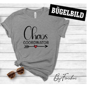 Könnte beinhalten: Graues T-Shirt mit dem Text "Chaos Coordinator" in schwarzer Schrift mit einem roten Herz und Pfeil-Grafik. Der Text "Bügelbild" ist in schwarzer Schrift auf weißem Hintergrund in der oberen rechten Ecke des Bildes.