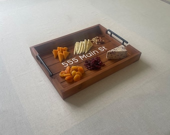 Bandeja de charcutería personalizada, bandeja para servir con dirección personalizada, regalo de inauguración de la casa, tabla de quesos de madera con asas
