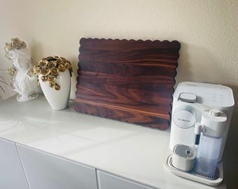 Tabla de cortar personalizada con borde festoneado, tabla de servir de nogal para embutidos.