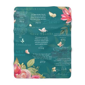 Puede incluir: Manta de color azul turquesa con diseños florales y versículos bíblicos inspiradores. El texto incluye "Aumenta tu fe", "Esperanza", "Sé confiado", "Pide y recibirás", "Da gracias", "Cree", "Ora", "Ten fe", y "Confía".