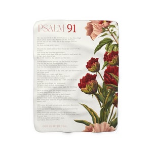 Puede incluir: Una manta blanca con un diseño floral y una cita del Salmo 91 de la Biblia. El texto dice: "El que habita en el lugar secreto del Altísimo morará bajo la sombra del Omnipotente. Diré del Señor: Él es mi refugio y mi fortaleza; mi Dios, en él confiaré."