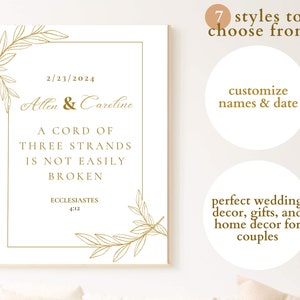 Op de afbeelding: Een wit bedrukbaar bord met een gouden lijst en gouden bladversieringen. De tekst op het bord luidt "2/23/2024 Allen & Caroline A CORD OF THREE STRANDS IS NOT EASILY BROKEN ECCLESIASTES 4:12".