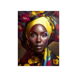 Peut inclure: Une femme à la peau foncée porte un foulard jaune à imprimé floral. Le foulard est noué en haut de sa tête et tombe sur son dos. Elle regarde directement la caméra.