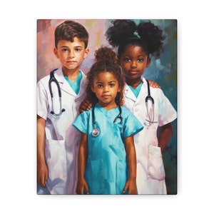 Peut inclure: Trois enfants habillés en médecins, portant des blouses blanches et des blouses bleues, avec des stéthoscopes autour du cou. Les enfants sont de races différentes et sourient.