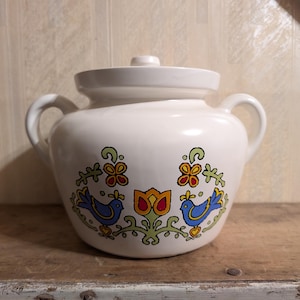 Coperchio per barattolo di biscotti a forma di pentola per fagioli McCoy Pottery 342, decorazione folk art con uccellini azzurri e tulipani, in gres bianco sporco.