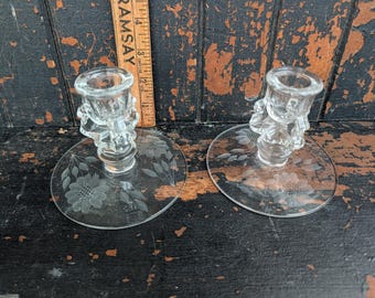 Candelieri vintage W.J. Hughes in vetro inciso a forma di fiordaliso - Set di 2 portacandele a cono corto, decorazione in cristallo canadese