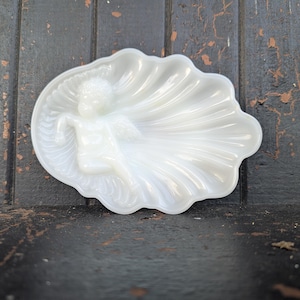Vintage Avon Angel Cherub White Milk Glass Soap Dish Shell Shape Vanity Trinket