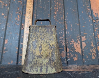 Grande campanaccio antico in ottone e rame, modellato a mano in stile primitivo