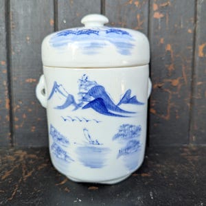 Antyczny niebieski i biały chiński pojemnik na herbatę z porcelany z lat 40. XX wieku, z ręcznie malowanym wierzchem w stylu chinoiserie, projekt krajobrazu