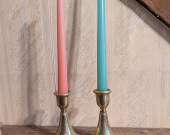 Coppia di candelieri vintage con base a tromba, inizio-metà del XX secolo.