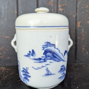 Antyczny niebieski i biały chiński pojemnik na herbatę, imbirowy słoik, porcelana, celadon, lata 40. XX wieku, ręcznie malowany pojemnik w stylu chinoiserie, projekt krajobrazu