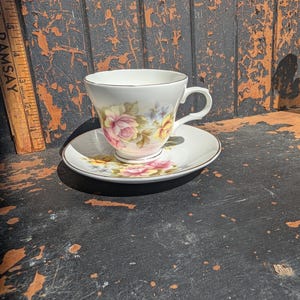James Sadler Wellington gouden rand Bone China thee kop en schotel gele en roze rozen