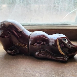 Vintage Hound Dashchund-hond zout- en peperstel Japanse antropomorfe hond, rode aardewerk hondenstel