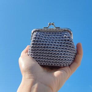 Frauen Vintage Geldbörse, Graue gehäkelte Brieftasche, Handgemachte kompakte Geldbörse, Einzigartiger Grauer Wechselgeldhalter, Perfektes Geschenk für Sie, Kisslock Beutel