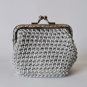 Silber gehäkelte Brieftasche, Frauen Vintage Geldbörse, handgefertigte kompakte Brieftasche, perfektes Geschenk für sie, Kisslock-Beutel