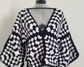 zwart-witte vierkante gehaakte oma-trui