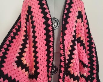 zwart + roze gehaakt vest