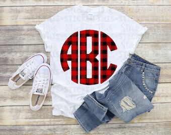 Op de afbeelding: Wit T-shirt met een rond monogram van rood en zwart buffalo plaid. Het monogram is de letters "ABC".