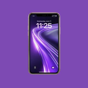 Könnte beinhalten: Ein goldfarbenes Smartphone zeigt ein dynamisches, abstraktes Design in Lila und Weiß auf seinem Bildschirm. Die Uhrzeit ist 11:25 Uhr am Mittwoch, 11. Juni. Das Telefon befindet sich vor einem einfarbigen lila Hintergrund.