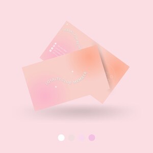 Op de afbeelding: Twee roze en oranje verloopkaarten voor leden van de loyaliteitsclub met witte tekst. De bovenste kaart zegt "Bedankt dat je erbij bent" en de onderste kaart zegt "Loyaliteit Club Lid".